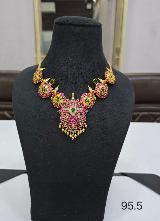 Beautiful kundan choker with with rounded design and pendant