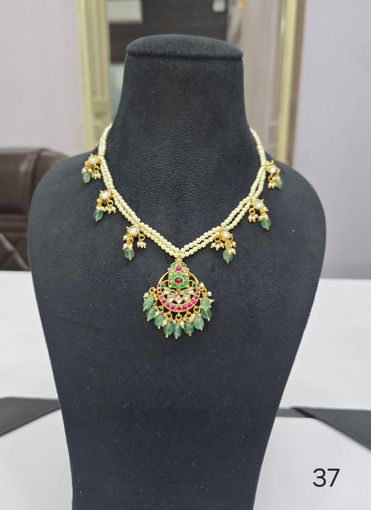 Kundan necklace with pearls