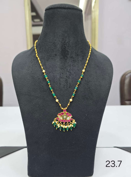 Small size pendant with beads jadau